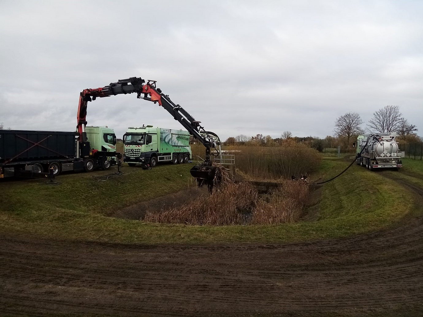 Reinigung Regenrückhaltebecken und Entsorgung von Schlamm